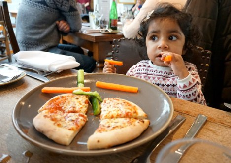 fox_and_hounds_englefield_green_family_sunday_lunch_windsor_kids_pizza