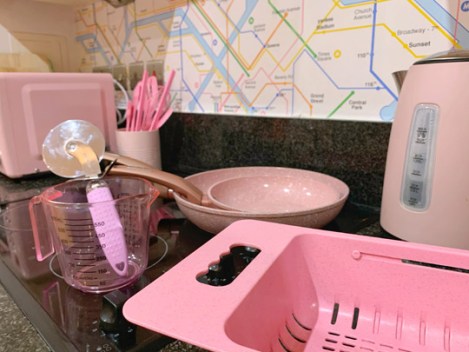 Pink-Kitchen-Subway-Tube-Wallpaper-3