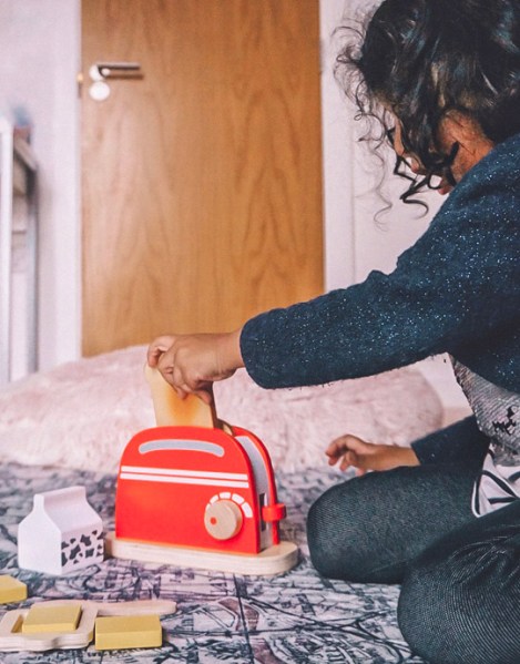 Vertbaudet-Wooden-Toaster-Set-2