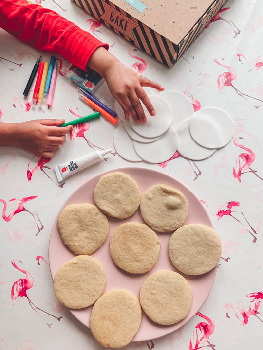 Cutting fondant icing circles